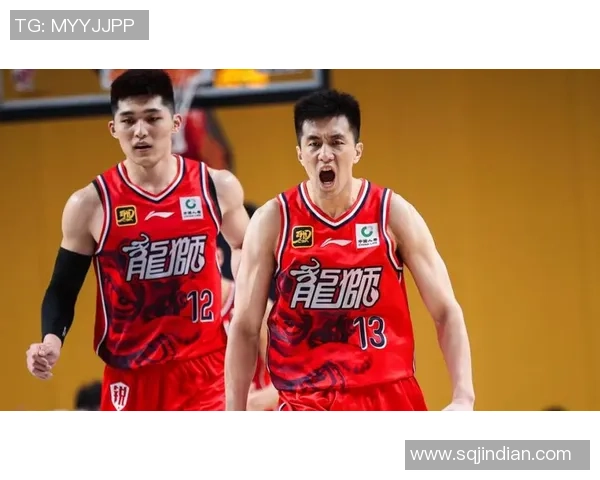 郭艾伦与球迷身高差异引发热议谁才是真正的篮球巨人